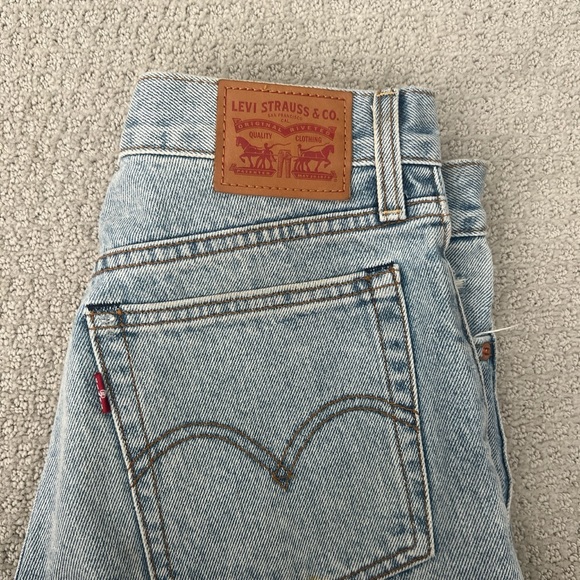 - Levi denim jean shorts - Picture 3 of 8